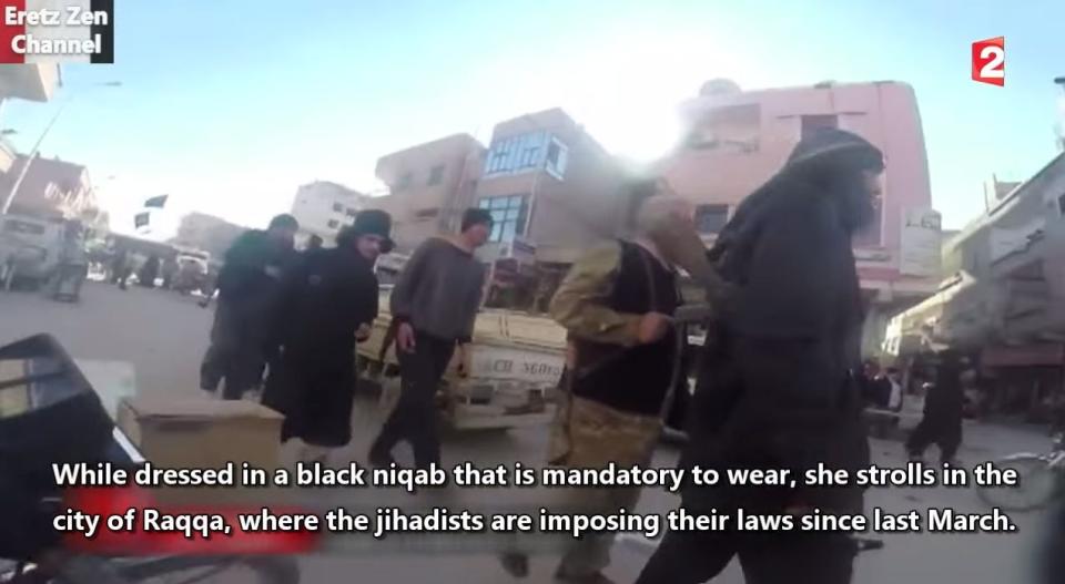 着用が義務付けられている黒いブルカに身を包んで、彼女はラッカの街を歩く。3月以来、ここでは「戦士たち」が、人々にイスラム法を守らせている。