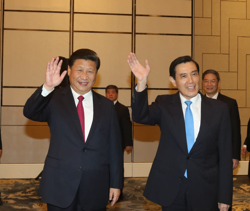 前總統馬英九（前右）104年在新加坡香格里拉飯店與中國大陸領導人習近平（前左）會面。（中央社資料照）