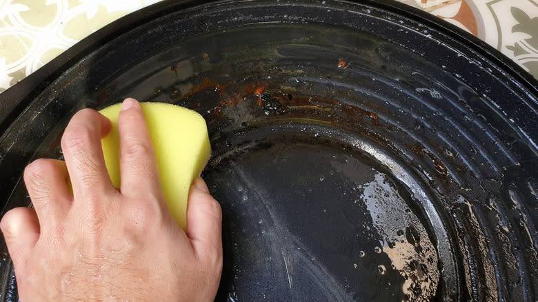 Washing dirty frying pan