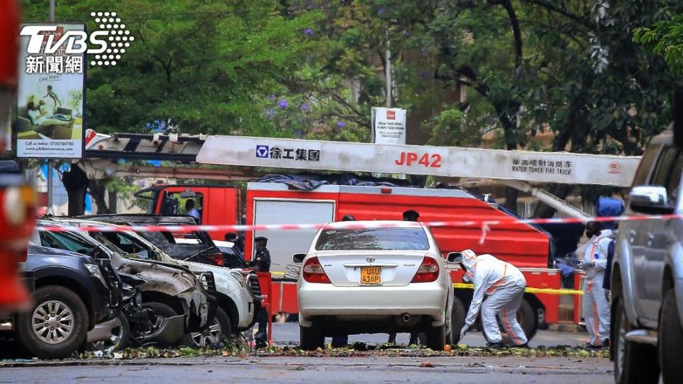 爆炸威力強大，連路邊汽車都受到波及。（圖／達志影像美聯社）