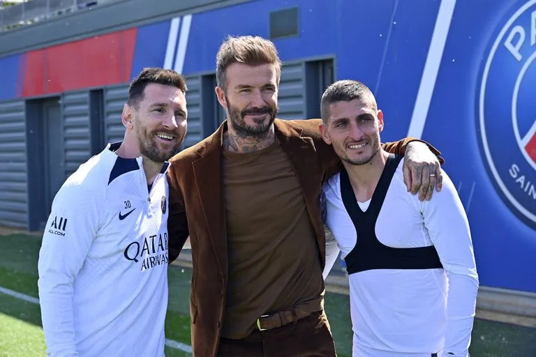 Leo Messi, David Beckham y Marco Verratti posan despu&#xe9;s de una sesi&#xf3;n de entrenamiento de Paris Saint-Germain 