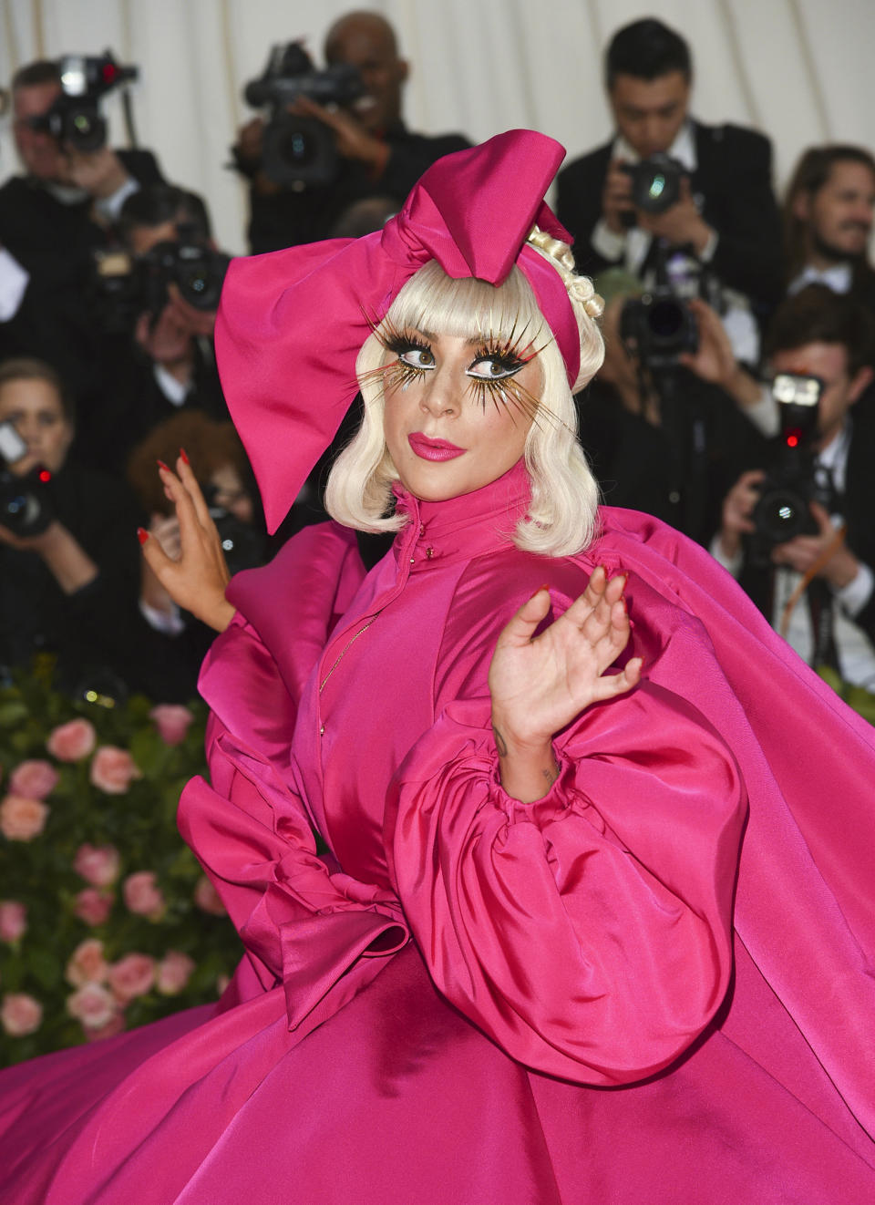 ARCHIVO – En esta fotografía del 6 de mayo de 2019 Lady Gaga en la gala del Instituto del Vestido del Museo Metropolitano de Arte para celebrar la inaguración de la exposición "Camp: Notes on Fashion" en Nueva York. El más reciente álbum de Lady Gaga "Chromatica" fue lanzado el 29 de mayo de 2020. (Foto Evan Agostini/Invision/AP, archivo)