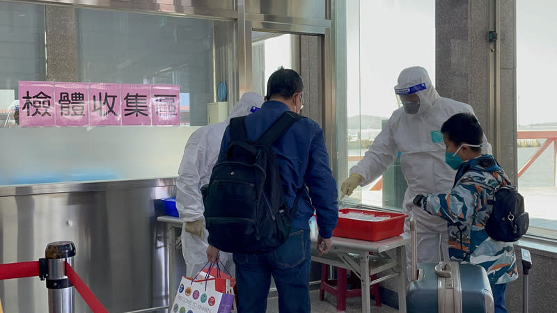 1月7日開始的小三通春節專案，在船班抵達金馬後，對乘客進行唾液PCR，同時配合7天自主防疫及自我篩檢。（中央社）