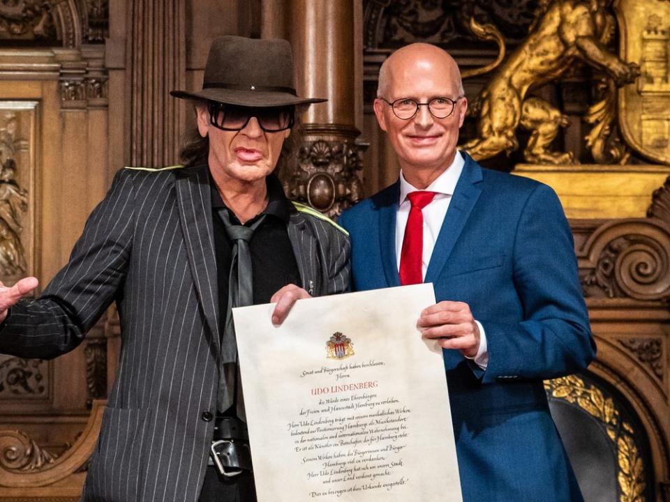 Bürgermeister Peter Tschentscher übergibt die Ehrenbürgerurkunde der Stadt Hamburg an Udo Lindenberg. (Bild: Senatskanzlei Hamburg)