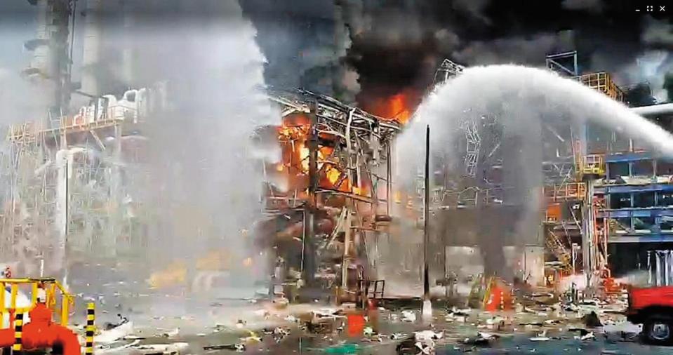麥寮六輕廠區7日發生氣爆火災，衝擊集團營運。（雲林縣政府提供）