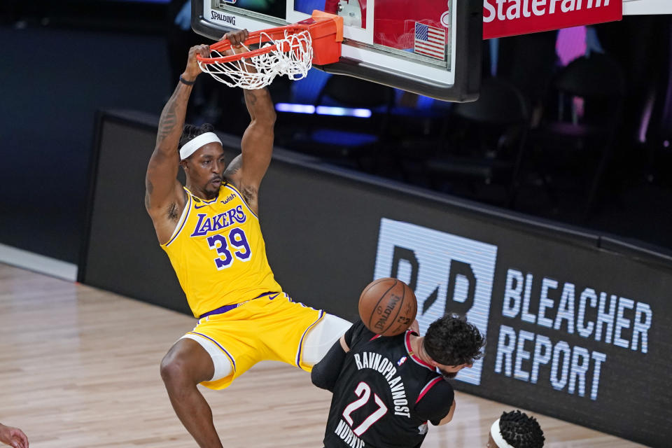 Los Angeles Lakers center Dwight Howard dunks on Jusuf Nurkic of the Portland Trail Blazers as the Lakers rallied to eliminate the Blazers. (AP Foto/Ashley Landis)