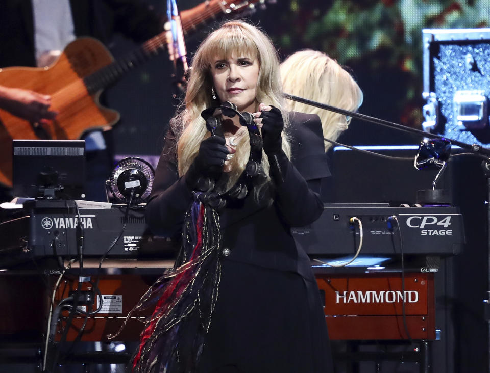 Stevie Nicks de la banda Fleetwood Mac se presentan en el primer día el Festival iHeartRadio 2018 en la Areina T-Mobile en Las Vegas en una fotografía del 21 de septiembre de 2018 en Las Vegas. Janet Jackson será incorporada al Salón de la Fama del Rock. Stevie Nicks se unirá como solista y los más votados por los fans, Def Leppard, también fomarán parte del salón. Roxy Music, Radiohead, The Cure y The Zombies serán incorporados igualmente. (Foto John Salangsang/Invision/AP)