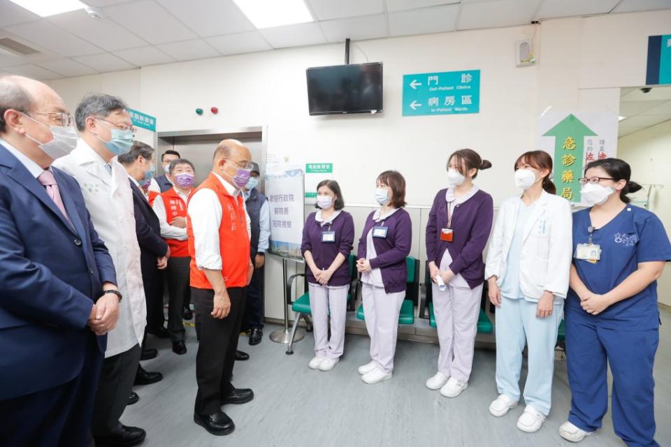 行政院長蘇貞昌3日上午前往新竹台大分院慰勉醫護人員，感謝醫護守護民眾健康、辛勞抗疫。（記者曾芳蘭攝）