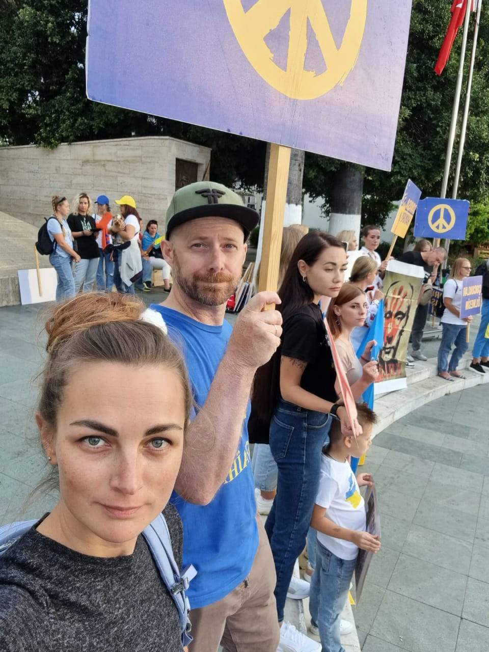 Scott Stephenson and Anna Babkova at a rally in support of Ukraine in Bodrum, Turkey in Sept. 2022.