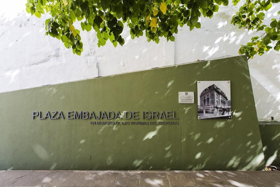 Plaza de la memoria donde estaba ubicada la embajada de Israel en Buenos Aires (Argentina). <a href="https://www.flickr.com/photos/culturaargentina/40793036271/" rel="nofollow noopener" target="_blank" data-ylk="slk:Mauro Rico / Ministerio de Cultura de la Nación / Flickr;elm:context_link;itc:0;sec:content-canvas" class="link ">Mauro Rico / Ministerio de Cultura de la Nación / Flickr</a>, <a href="http://creativecommons.org/licenses/by-sa/4.0/" rel="nofollow noopener" target="_blank" data-ylk="slk:CC BY-SA;elm:context_link;itc:0;sec:content-canvas" class="link ">CC BY-SA</a>