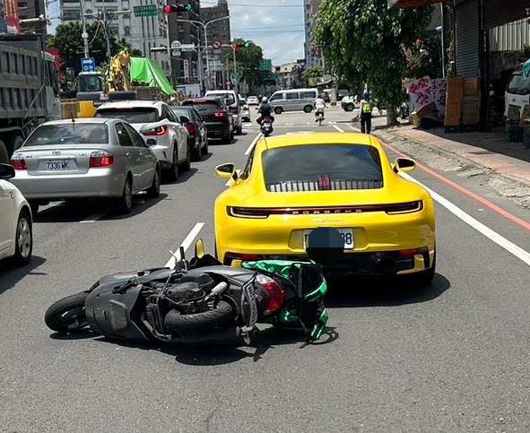 ▲一名女外送員騎機車外送行經彰化市中山路時，突然追撞前方1輛鮮黃色市價高達700萬元保時捷跑車，這下賠慘了！（民眾提供）