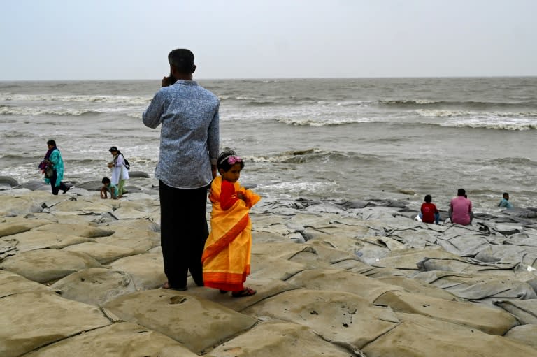 Des sacs en géotextile pour protéger le littoral de l'érosion à Kuakata (Bangladesh), le 29 mai 2024 (Munir UZ ZAMAN)