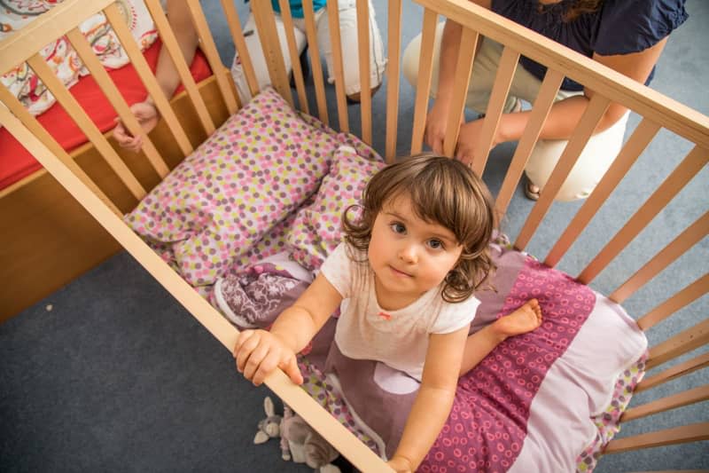 Before it's time for the big bed, you can always remove one side or a few bars so that the child can get in and out of bed on their own. Christin Klose/dpa