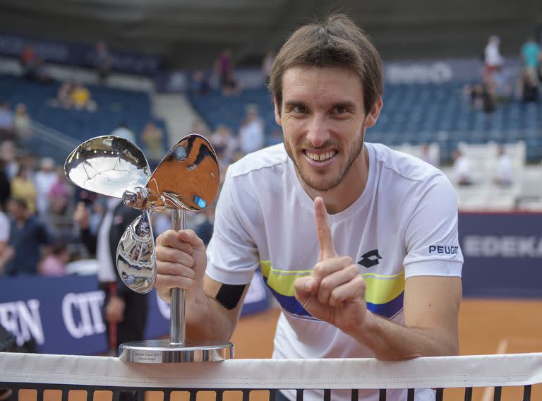 Leonardo Mayer festeja con el trofeo de Hamburgo tras vencer al alemán Florian Mayer en la final el 30/07/2017. foto: Daniel Bockwoldt/dpa