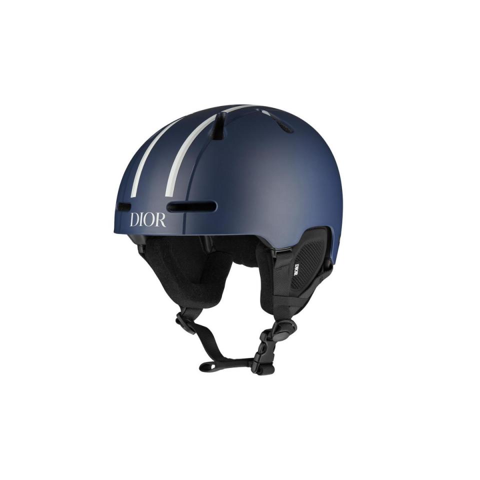 海軍藍滑雪頭盔。NT$36,000。（Dior提供）