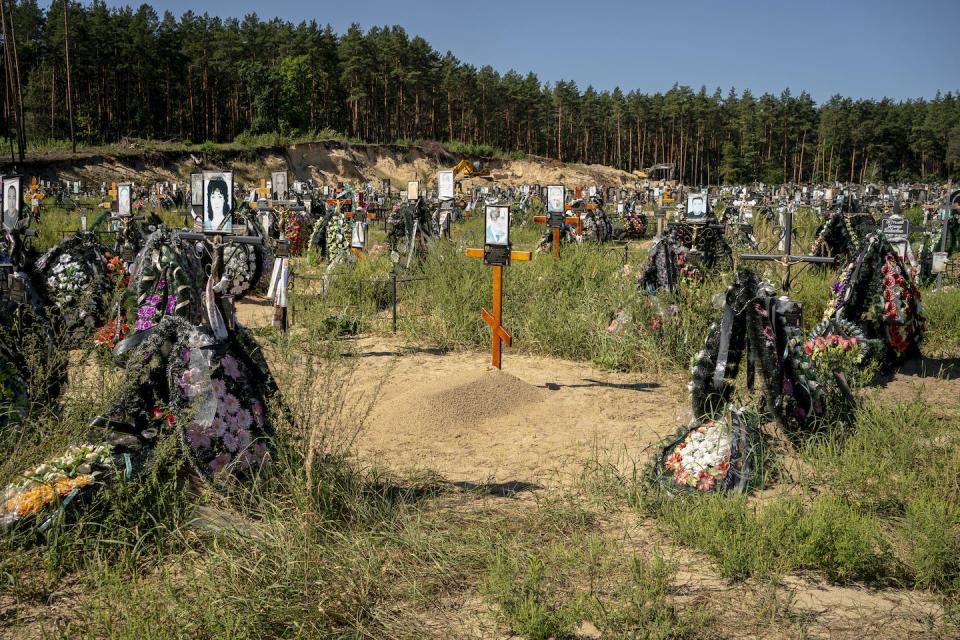 A cemetery in Irpin, Ukraine, holds the graves of hundreds of civilians. <a href="https://www.gettyimages.com/detail/news-photo/graves-are-seen-at-a-cemetery-that-contains-hundreds-of-news-photo/1242824368" rel="nofollow noopener" target="_blank" data-ylk="slk:David Ryder/Anadolu Agency via Getty Images;elm:context_link;itc:0;sec:content-canvas" class="link ">David Ryder/Anadolu Agency via Getty Images</a>