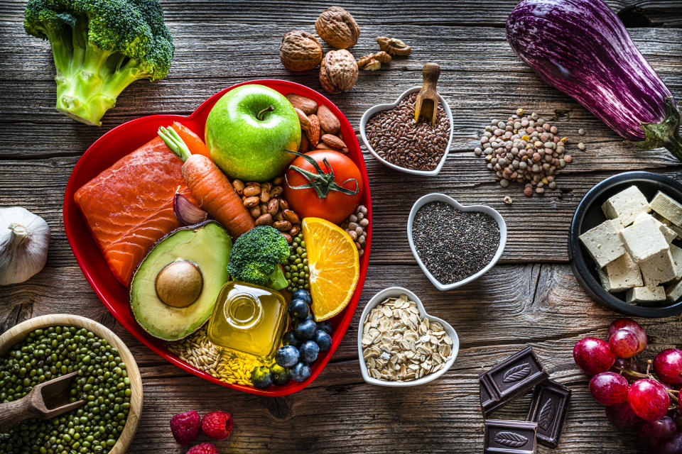 Una dieta equilibrada, que limite los alimentos procesados y que incluya vegetales, frutas frescas y proteínas de alta calidad es clave para cuidar nuestra salud cardiaca. (Getty Creative)