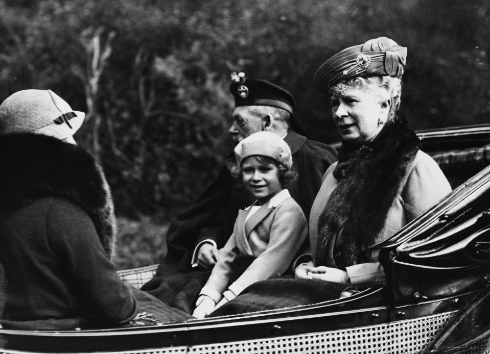 <p>Desde su misma infancia comenzó a pasar los veranos Isabel II en el castillo de Balmoral. Aquí está con apenas nueve años junto a sus abuelos, el rey Jorge V y María de Teck. (Foto: Topical Press Agency / Getty Images).</p> 