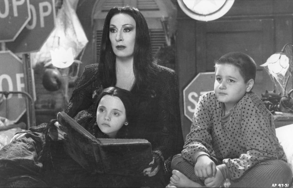 kino the addams family, addams family, the 1964 1966, the addams family, addams family, the 1964 1966, szenenbild photo by filmpublicityarchiveunited archives via getty images