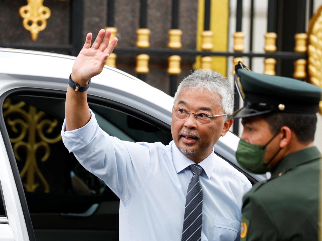 Malaysian King Sultan Abdullah Sultan Ahmad Shah waves to media members waiting outside the National Palace in Kuala Lumpur, Malaysia November 21, 2022. REUTERS/Hasnoor Hussain