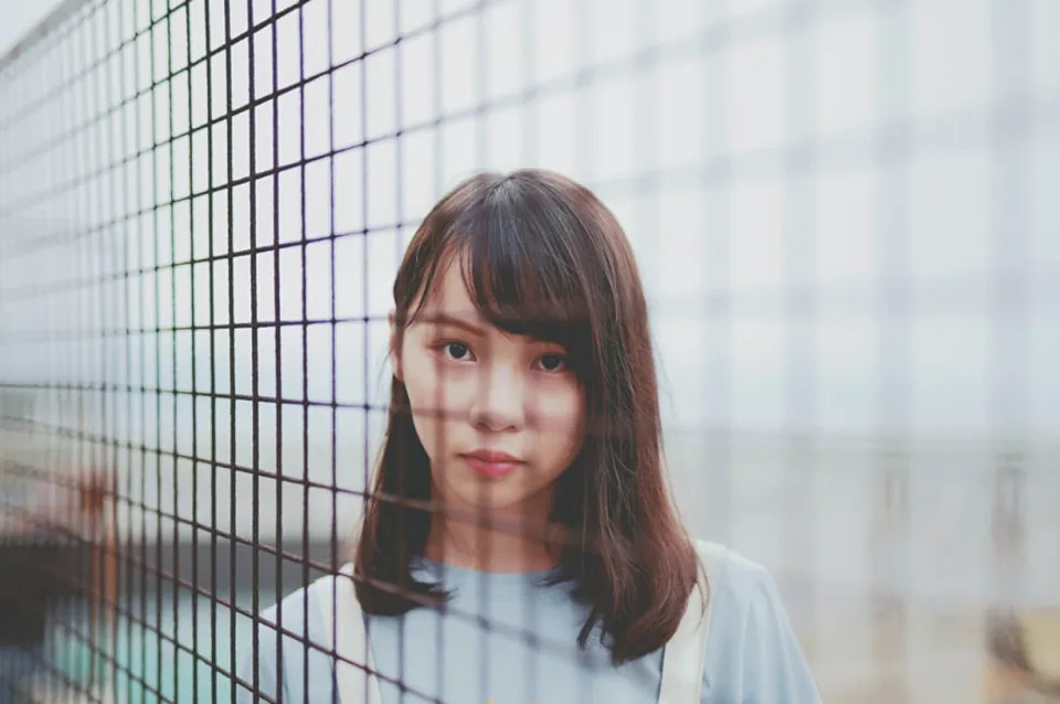周庭離港｜內向女孩 15 歲投身學運「硬住頭皮去做」　精通日語被封「香港民主女神」 