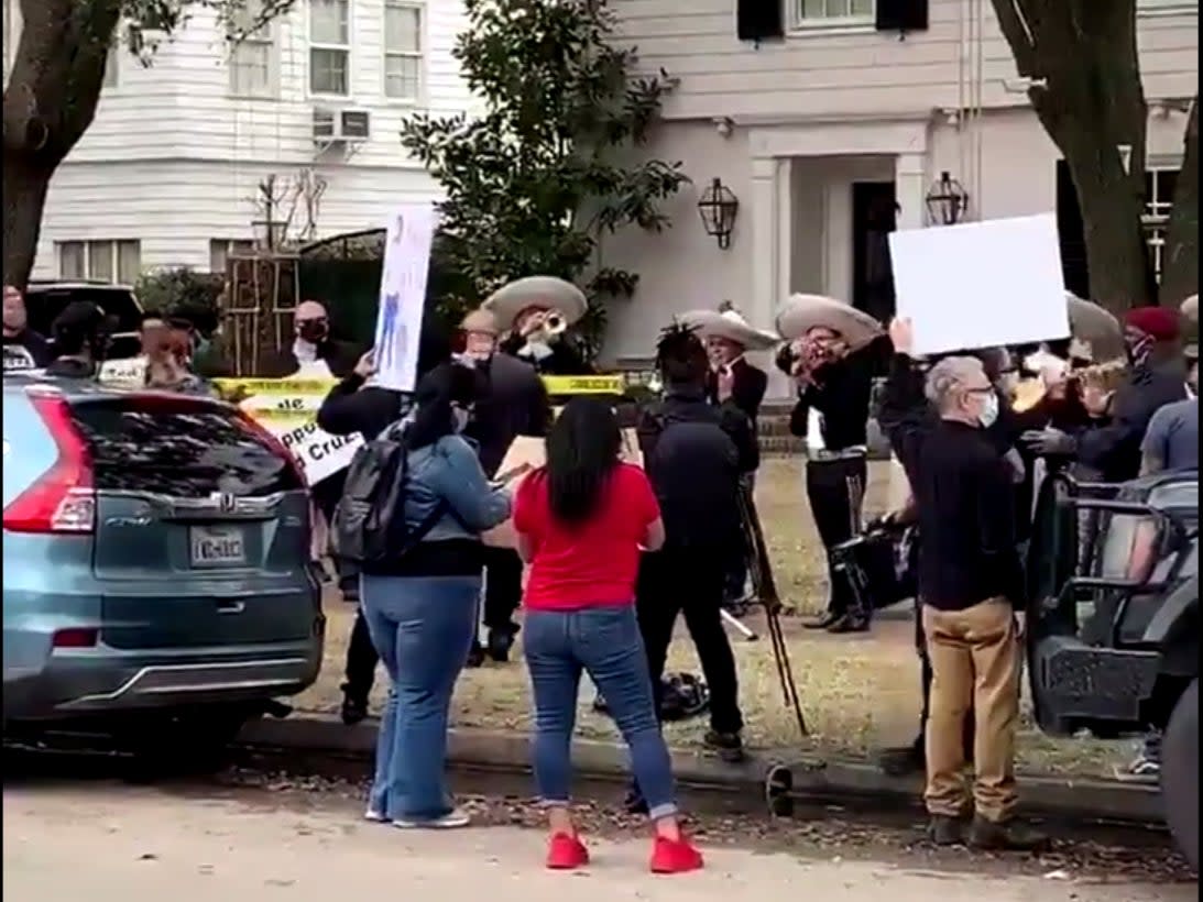 <p>A mariachi band plays outside Ted Cruz’s home</p> (@poojaontv / ABC13 / Twitter)