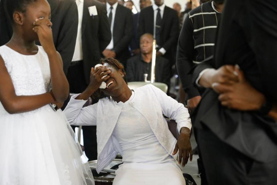Familiares de la agente de policía Luciana Pierre lloran durante su funeral en Puerto Príncipe, Haití, el martes 12 de marzo de 2024. Según la familia, Pierre fue asesinada en un ataque de pandillas armadas la semana anterior y su cuerpo no ha sido recuperado. (AP Photo/Odelyn Joseph)