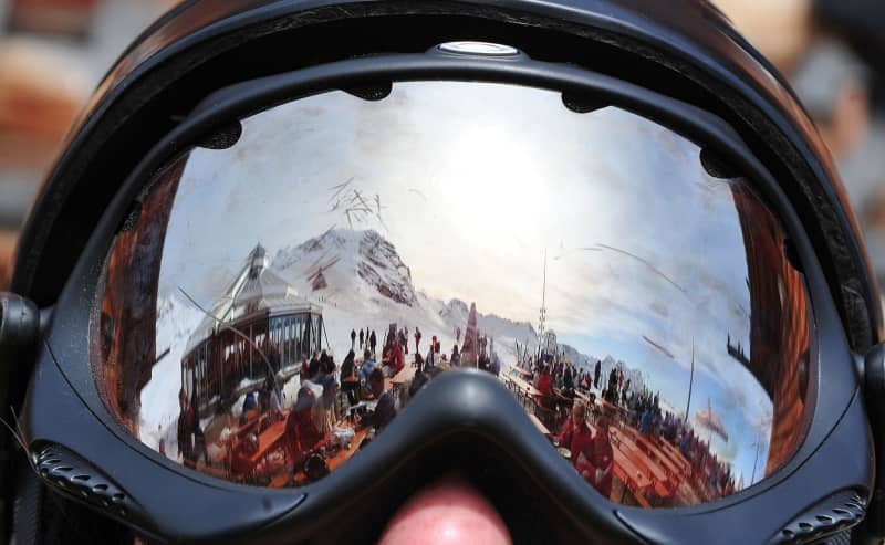 The tint of ski goggles or a visor is no indication of the level of UV protection. Stefan Puchner/dpa/dpa