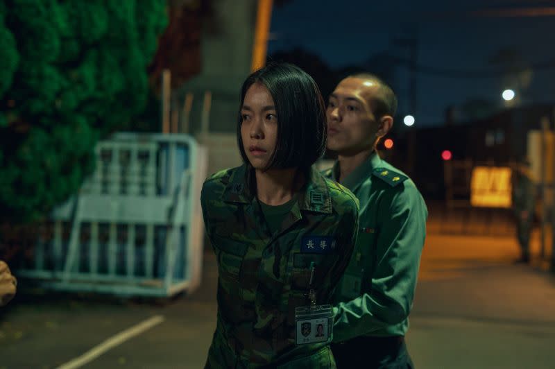 ▲李霈瑜（左）在《台灣犯罪故事》揭開軍營黑幕。（圖／Disney+提供）