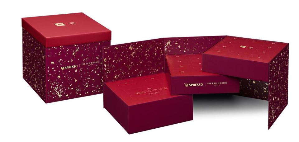 Vertuo系列以搶眼紅色詮釋耶誕氣氛，一盒售價1,980元。（Nespresso提供）