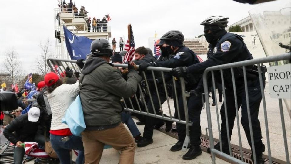 Enfrentamiento con policías en el Capitolio