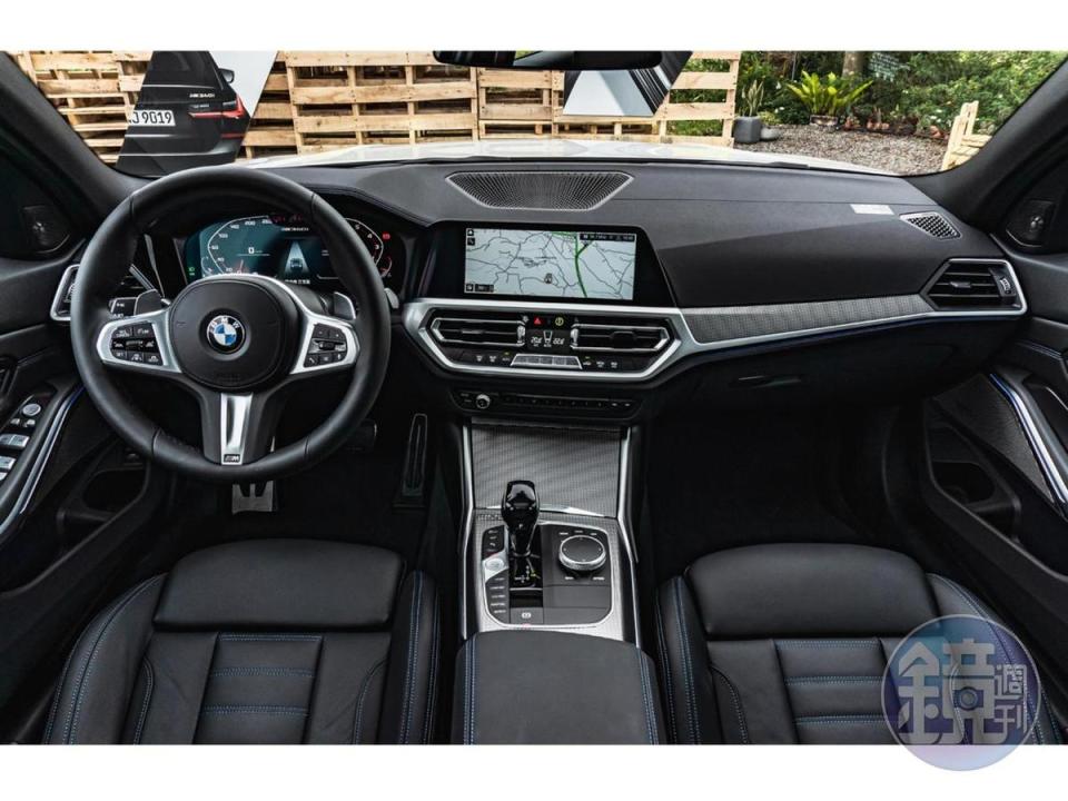 內裝的設計亦與G20 3 Series Sedan相同，進入車內即可感受到兼具運動風格與寬闊舒適的乘坐空間。