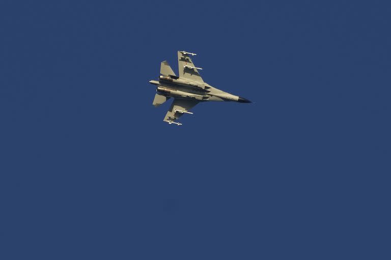 Un avión de combate militar sobrevuela el estrecho de Taiwán visto desde el punto panorámico de 68 millas náuticas, el punto más cercano de China continental a la isla de Taiwán, en Pingtan, en la provincia suroriental china de Fujian, el viernes 5 de agosto de 2022