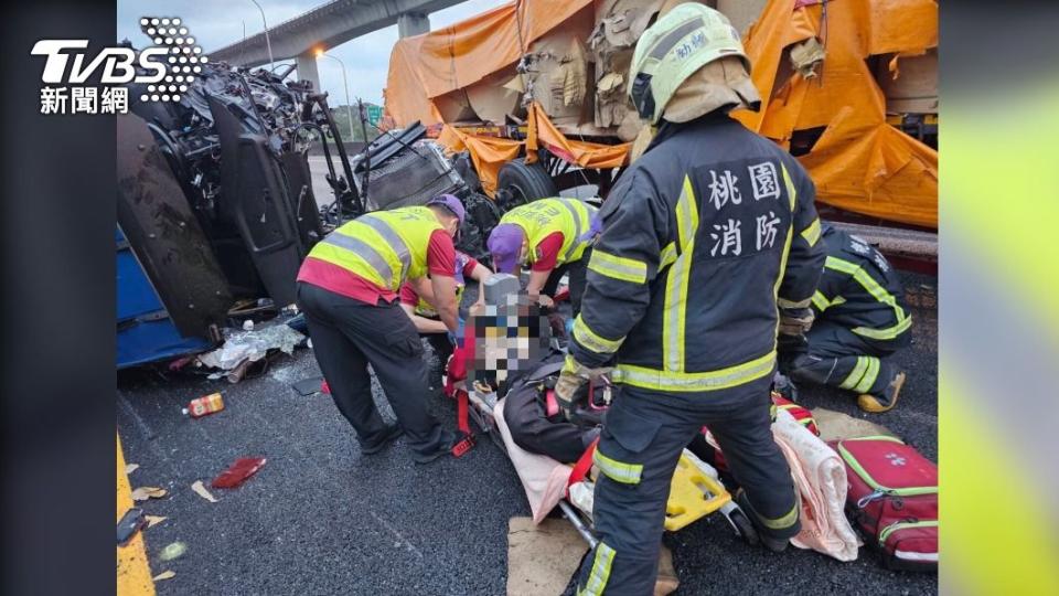 物流車自撞遺留貨櫃後逃逸，後方駕駛撞上身亡。（圖／TVBS）