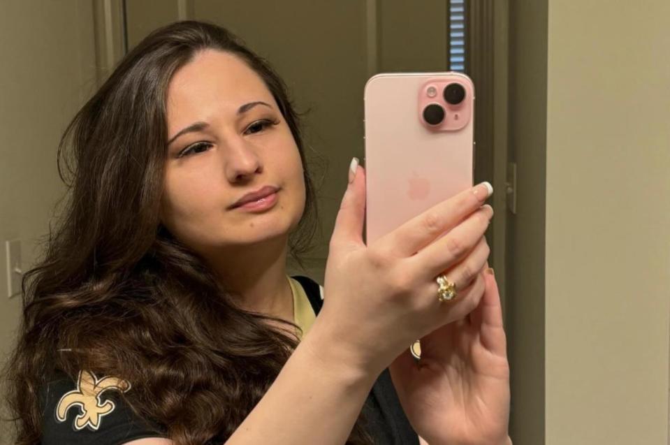 Gypsy Rose Blanchard takes a mirror selfie