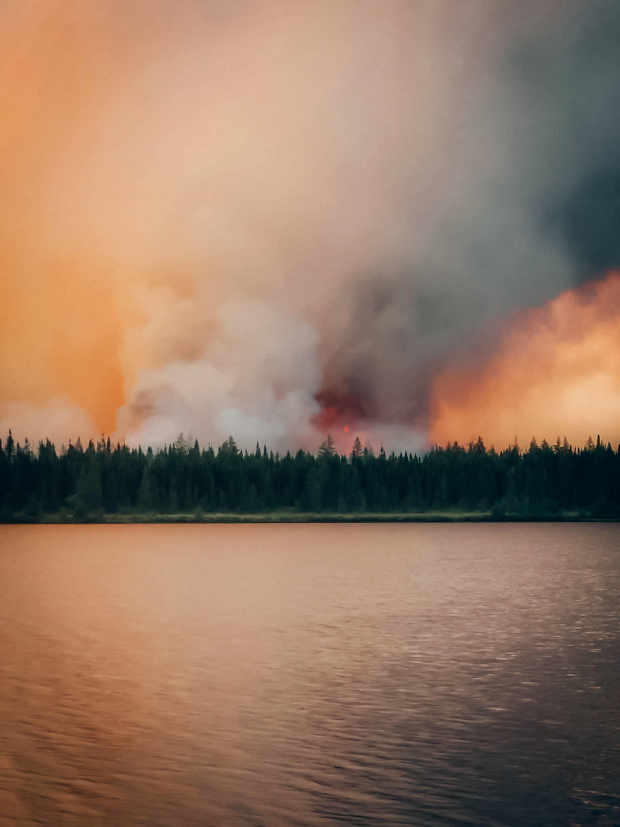 Selon une étude réalisée par la World Weather Attribution, le réchauffement climatique a multiplié par 7 la probabilité des incendies géants qui dévastent le Canada cet été (photo prise le 14 juillet au Québec et diffusée par la Société de Protection des Forêts, SOPFEU).