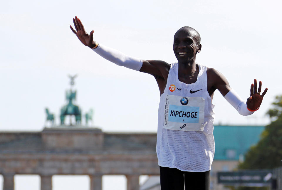 <p>Frisch gebackener Weltrekordhalter: Der Kenianer Eliud Kipchoge gewann den Berlin-Marathon mit einer Bestzeit von 2:01:39 Stunden und ist somit der erste Mensch, der einen Marathon unter 2:02 Stunden gelaufen ist. (Bild: Reuters/Fabrizio Bensch) </p>