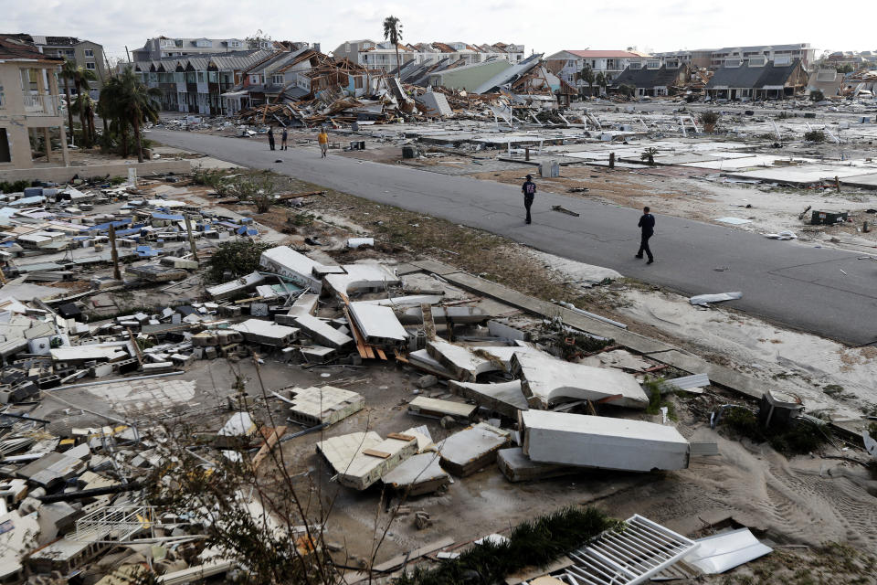 Rescatistas buscan entre los escombros el jueves 11 de octubre de 2018 tras el paso del huracán Michael en Mexico Beach, Florida. (AP Foto/Gerald Herbert)