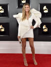 <p>Heidi Klum avait choisi une robe avec des épaulettes surdimensionnées qui lui allait à merveille. Surtout avec un tel sourire ! </p>
