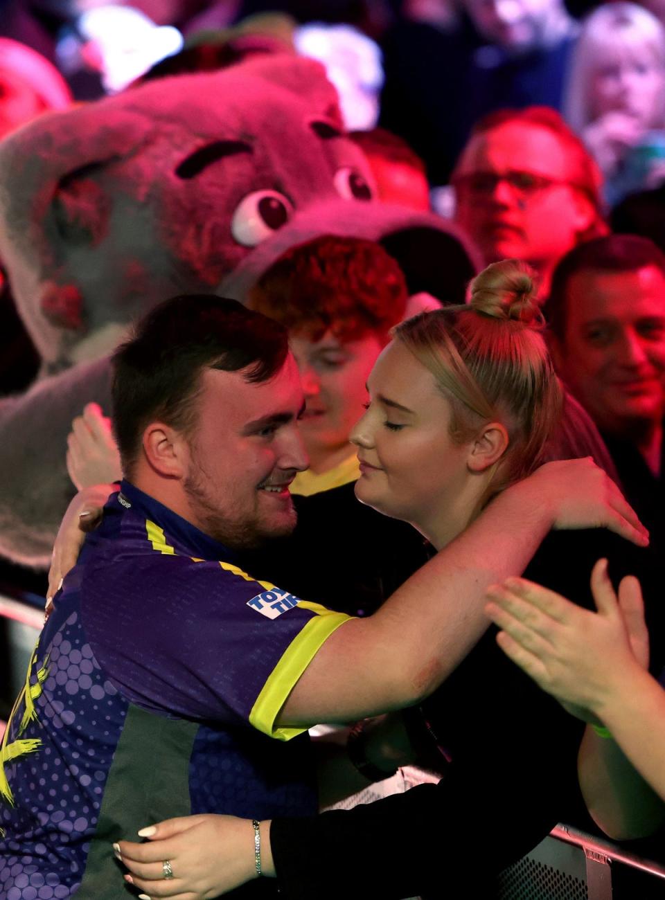 Luke Littler with his girlfriend Eloise Milburn prior to his semi-final (Getty Images)