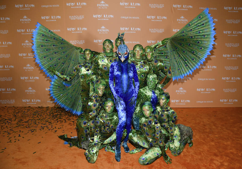 Heidi Klum, en el centro y de azul, llega a su 22da fiesta de Halloween en Marquee el martes 31 de octubre de 2023 en Nueva York. (Foto de Evan Agostini/Invision/AP)