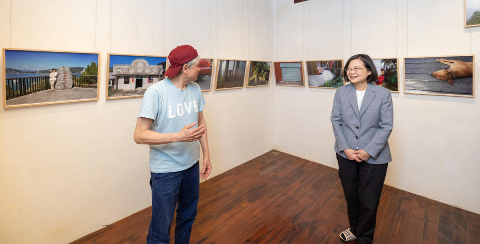  奈良美智《跟著朦朧潮濕的一天去澎湖》開展，蔡英文前往觀展，並與奈良美智對談。 圖：總統府提供 