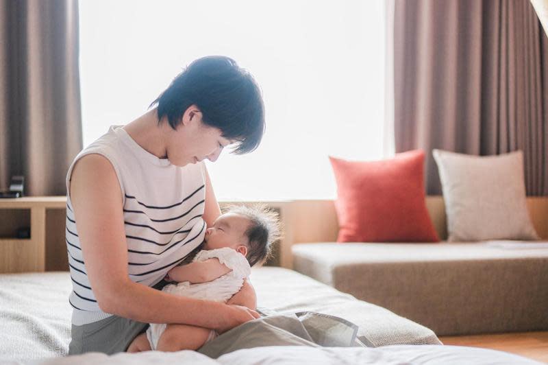 近年多倡導母親親餵母乳，但有媽媽驚爆乳頭竟斷在寶寶嘴巴。（示意圖，photoAC）