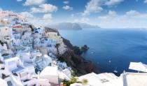 <p>Overlooking the Aegean Sea from Oía, Greece. </p>