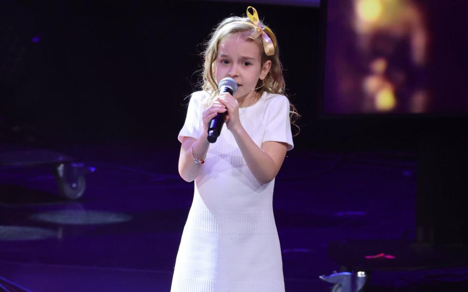 Ihr Gesang im Bunker rührte die ganze Welt: Die kleine Ukrainerin Amelia singt 