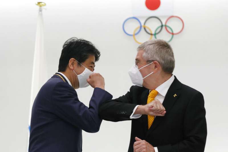 國際奧林匹克委員會（IOC）主席巴赫（Thomas Bach）16日訪問日本，與已經卸任的前首相安倍晉三碰面。（美聯社）