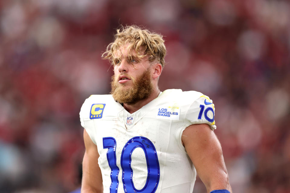 GLENDALE, ARIZONA - 15 DE SETEMBRO: Cooper Kupp #10 do Los Angeles Rams olha antes de um jogo contra o Arizona Cardinals no State Farm Stadium em 15 de setembro de 2024 em Glendale, Arizona. (Foto de Christian Petersen/Getty Images)