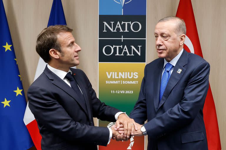 El presidente francés Emmanuel Macron saluda al presidente turco Recep Tayyip Erdogan durante una reunión bilateral en el marco de la cumbre de la OTAN, en Vilna, el 11 de julio de 2023.