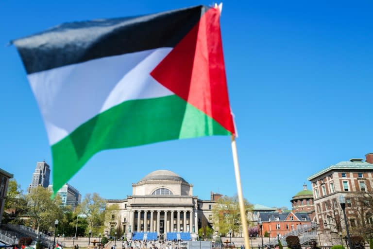 Una bandera palestina se ve alrededor del campamento de protesta en el campus de la Universidad de Columbia en Nueva York el 23 de abril de 2024 (CHARLY TRIBALLEAU)