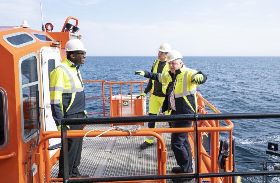 Boris Johnson with Kwasi Kwarteng on board the Esvagt Alba offshore rig (Jane Barlow/PA) (PA Wire)